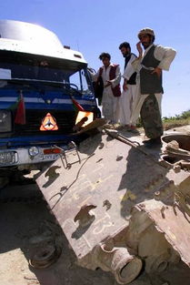 阿富汗一难民卡车与坦克残骸相撞 