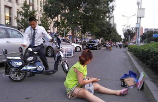 女子骑车摔伤后躺在路上 十几分钟无人施救上演现实版扶不扶