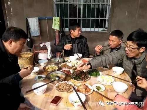 在湖南娄底农村，家中来客人时，女人不能同桌吃饭！你怎么看(湖南女人吃饭不上桌什么意思)