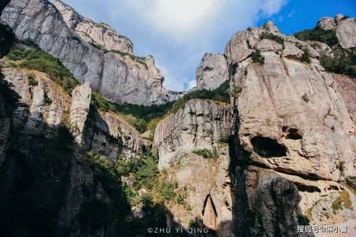 浙江雁荡山方洞,悬崖峭壁间架悬空铁桥,观光栈道边就是万丈深渊