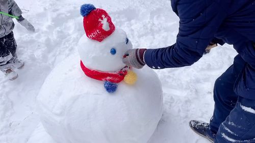 带娃一起堆雪人好开心 爸爸带娃 下雪就得这样玩 亲子互动 