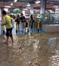 深圳发布暴雨红色预警 网友称机场被水浸 