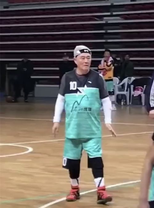组图 62岁赵本山戴发带上场打篮球 运球传球全场跑动身手敏捷 