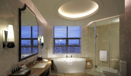 入住酒店的时候,游客为何不要着急洗漱,而是先拿手指戳镜子
