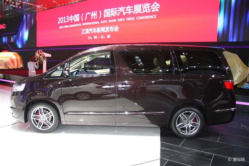 1. 轿车、SUV和MPV：根据车辆类型，汽车主要分为轿车、SUV和MPV