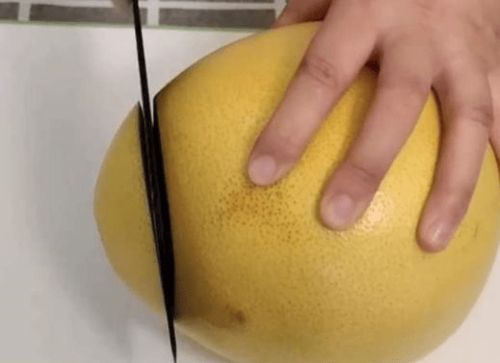 柚子好吃难剥皮 别急,找到这个 小机关 ,快速剥皮不脏手