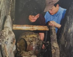 水草暴露湖底有大墓,枯水期考古发掘,揭开棺椁盖后意外了