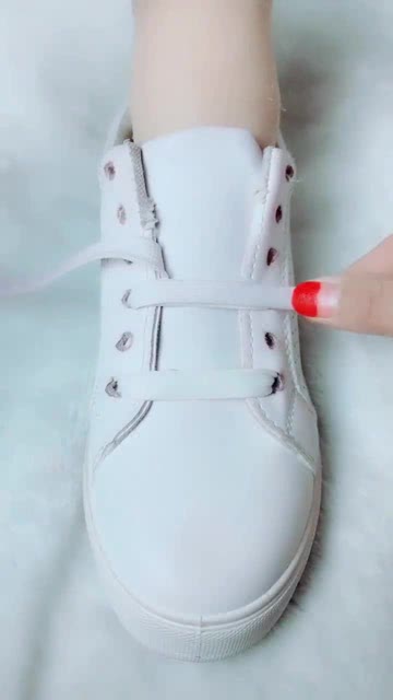 女生小白鞋鞋带的好看系法,简单又新潮,绝对美美哒 