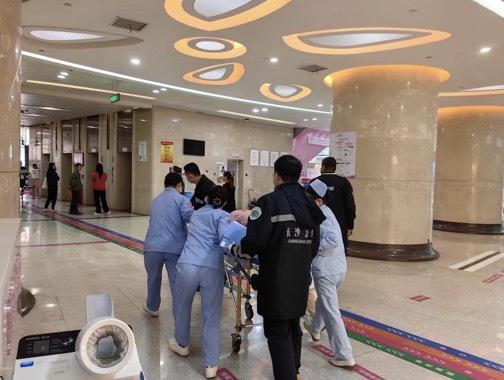 三胎孕妇家中产子湖南省妇幼医护紧急救治保母女平安