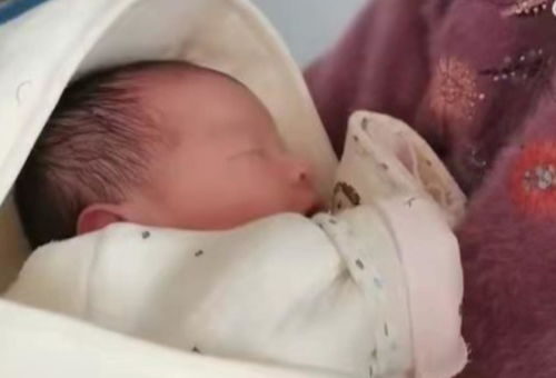 安徽60岁老人产下6斤女婴(60岁老妇自然受孕产下6斤女婴)