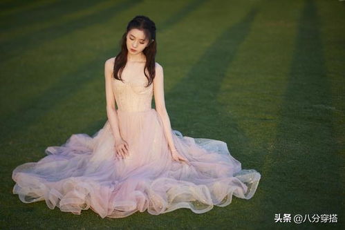 女明星刘浩存才20岁就这么会穿,一袭红色连衣裙,甜成邻家小妹