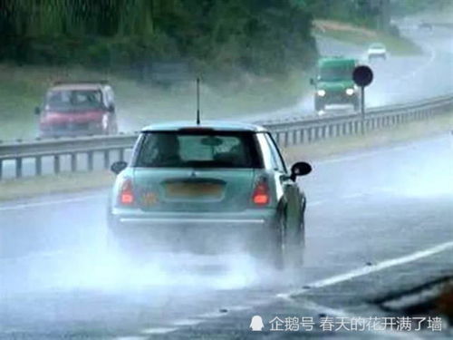 开车突遇暴雨,应该开启雾灯还是双闪 交警 搞不懂就别开车 