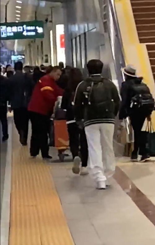 网友高铁站偶遇成龙,独自一人背包坐高铁,毫无国际明星架子