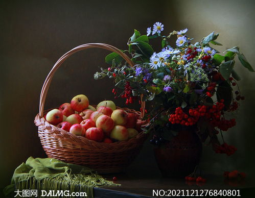 花束与篮子里的红苹果摄影高清图片