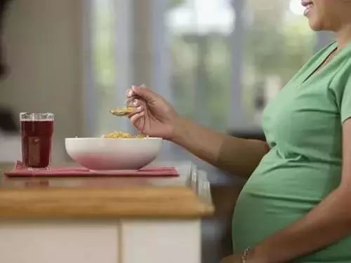 原创在餐桌上孕妇要远离5类食物，再馋也别吃，对胎儿都很不好