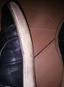 球鞋的鞋边黑了,刷不干净,怎么办 