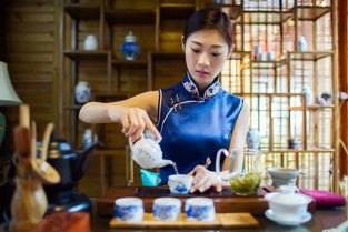 茶艺师考服务员还需要考证吗,在茶艺馆学的茶艺师能考证吗?