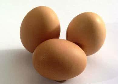 一个生鸡蛋捏不碎,两个生鸡蛋能捏碎,为什么呢 
