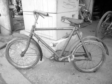 沈阳小伙收藏十几辆老式自行车 有身价上万 