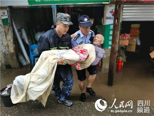 点赞 洪水来袭 四川南充民警紧急转移瘫痪老人 