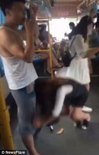 尴尬 男子搭公交遇急转弯 被女子扒裤撞下体 