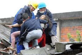 救援人员从废墟中救出一位绵竹县女青年 