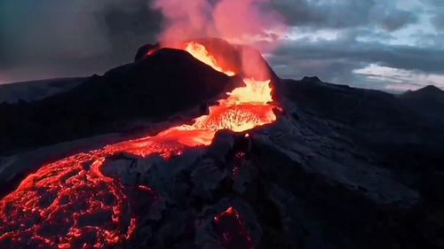 火山喷发的样子 