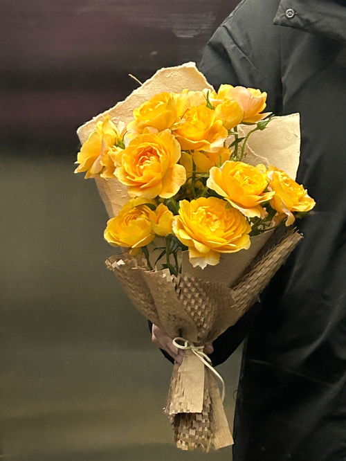 送玫瑰花的时候说什么,情人节给女友送玫瑰花时该同时说些什么？