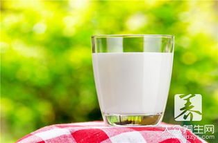 什么是脱脂牛奶 脱脂牛奶和纯牛奶的区别是什么