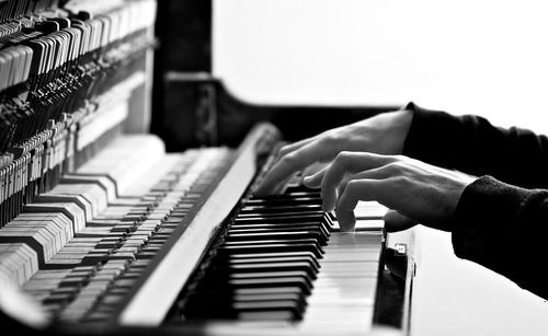 弹钢琴的时候经常说 放松 是什么意思