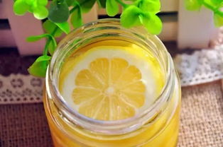 柠檬蜂蜜水做法,柠檬蜂蜜水:是提高身心健康的天然饮品。