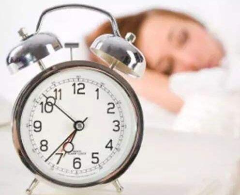 人的最佳睡眠时间是几点到几点，多久为宜，睡眠质量差算熬夜吗(人睡眠最佳时长)
