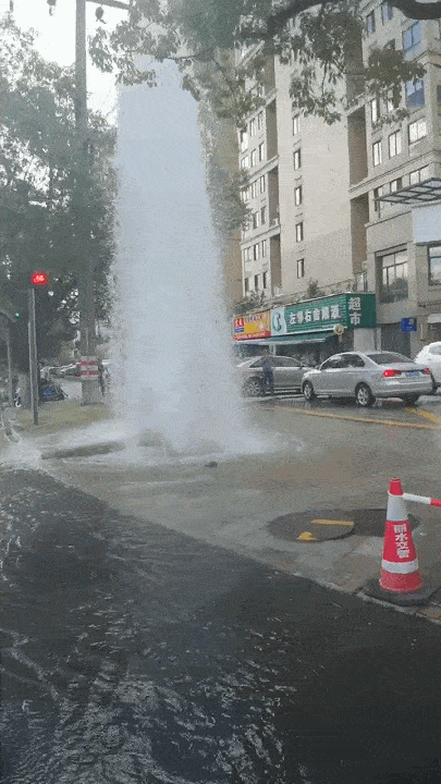 今天,市区一十字路口惊现 喷泉