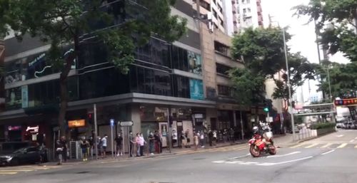 男子挂 港独 旗冲撞港警致3伤 涉违反香港国安法被捕