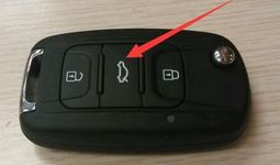 开汽车后备箱,是那个按钮啊,是用什么符号或者字母表示啊 
