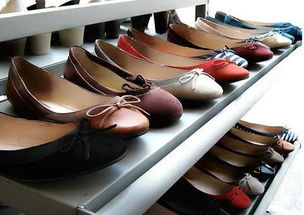 美女利用一个鞋盒让鞋柜瞬间多放几十双鞋子 