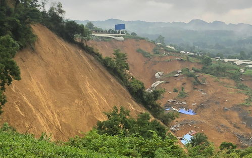 恩施山体滑坡泥土层厚处置难度大,堰塞湖水位已回落