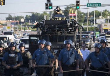 美国黑人青年遭警察枪杀 密苏里州实施宵禁防止骚乱