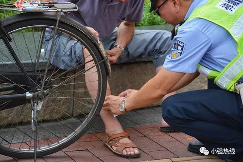 老伯骑车不慎跌倒 脚上受伤流血 民警的这个暖心动作被街坊拍下... 