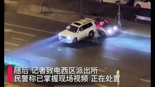 成都街头一越野车追撞轿车 被撞轿车冒烟 车上乘客下车躲避