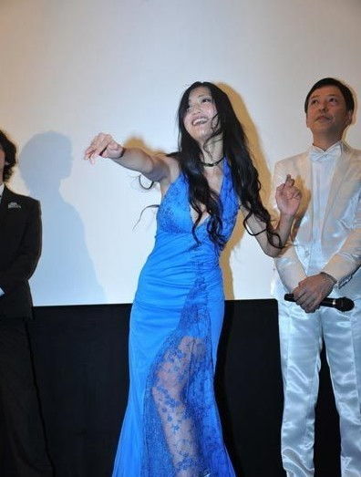 日本女星宣传新片当众脱内裤扔给观众 