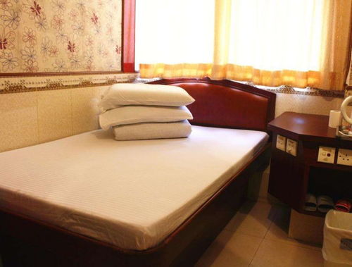 为什么酒店房间的双人床,总要放上四个枕头 保洁人员说出隐情