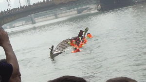 天津举行的海河龙舟节 划龙舟翻两船近20人落水
