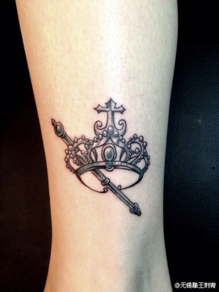 女生腿部时尚潮流的皇冠权杖纹身图案 