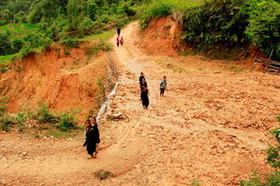 亚洲偏远地区小学生艰难上学路 跋山涉水穿沙漠.