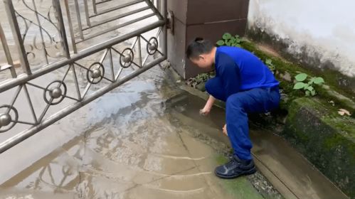 清理排水沟 消除安全隐患