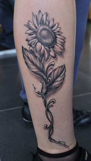 女生腿部唯美的向日葵花纹身图案 