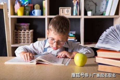 周易取名 2022年正月初十出生的男孩取名 霸气磅礴的男孩名字