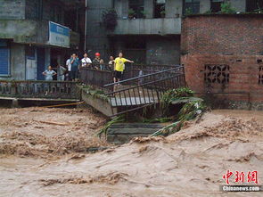 重庆酉阳遭暴雨袭击 停车场被淹 