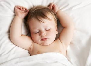 宝宝睡觉总是双手举过头顶,妈妈知道原因后哭笑不得 